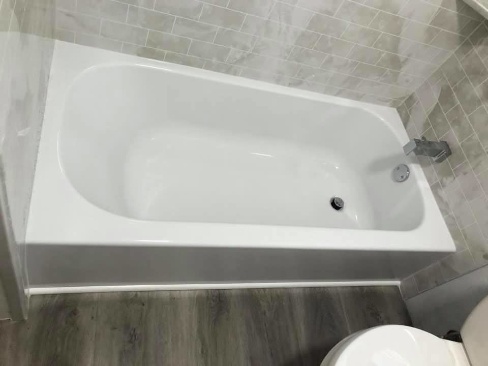 tub replacement in a bathroom